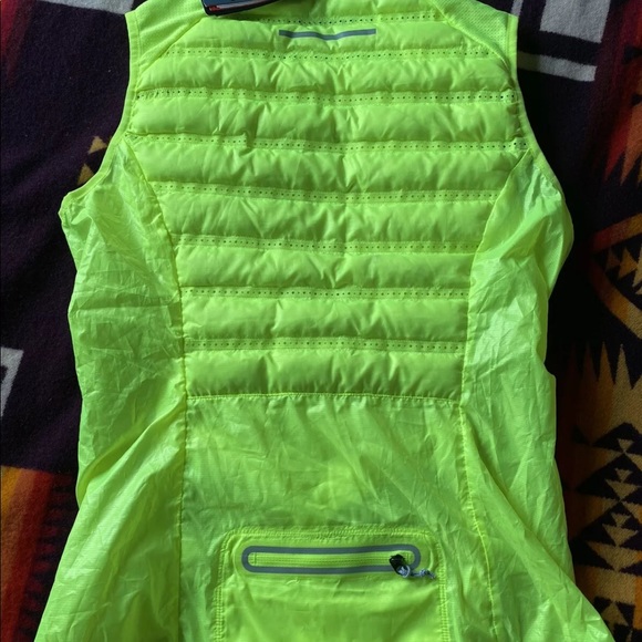 Women’s Nike Aeroloft Neon Yellow 800 Down Vest - Picture 3 of 4